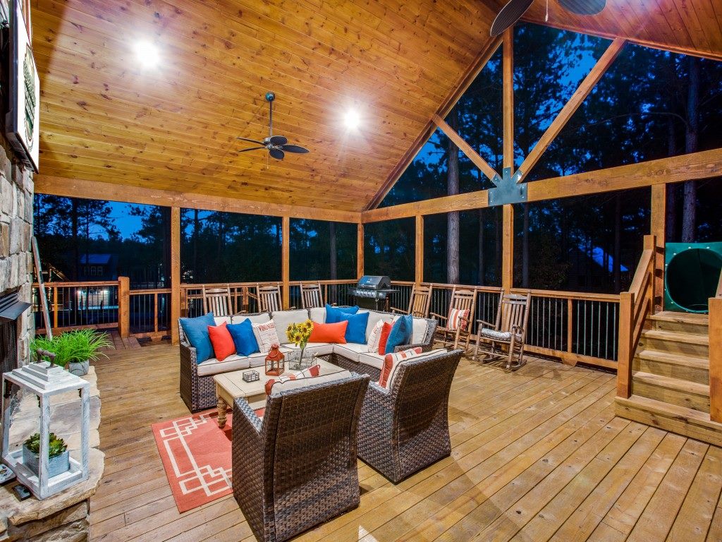 Dusk setting highlighting the cabin's cozy ambiance