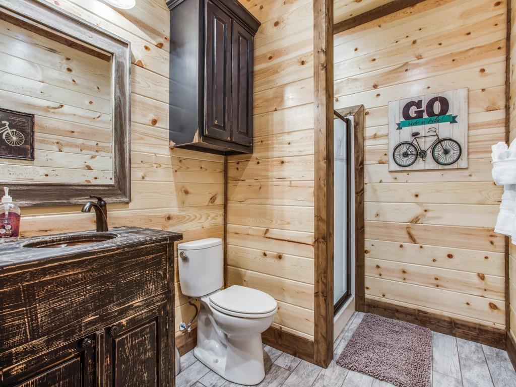 Relaxing atmosphere of the cabin's stylish bathroom